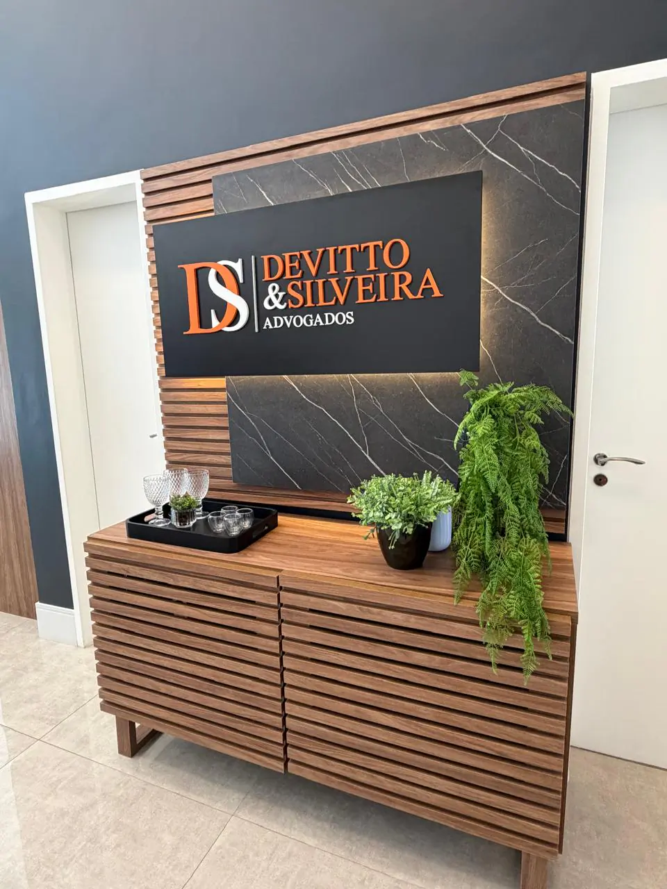 Recepção com o painel do logotipo Devitto & Silveira